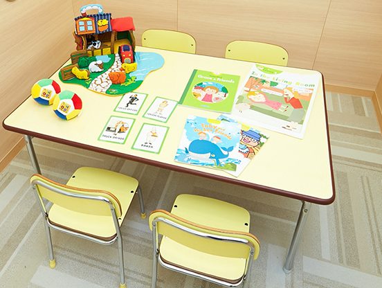 蕨校の教室の室内