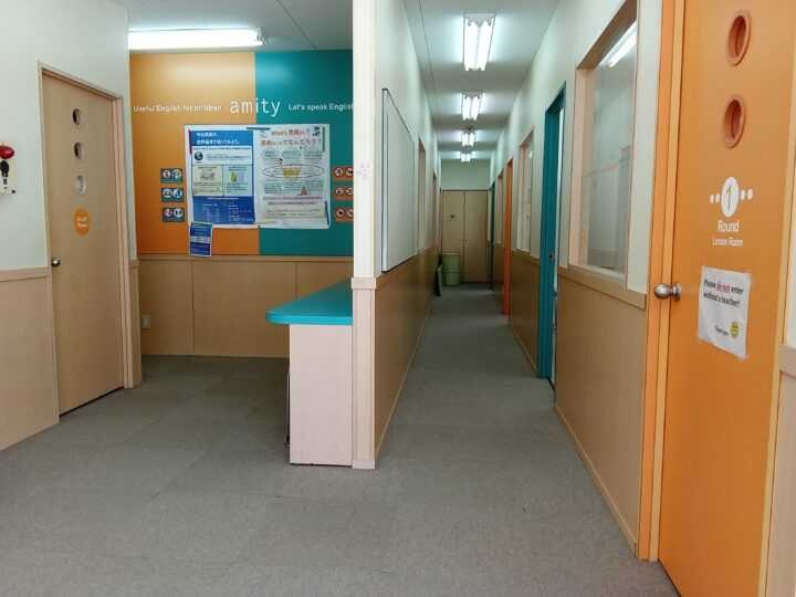 四日市校の教室の室内