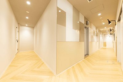京都ダンススタジオの通路