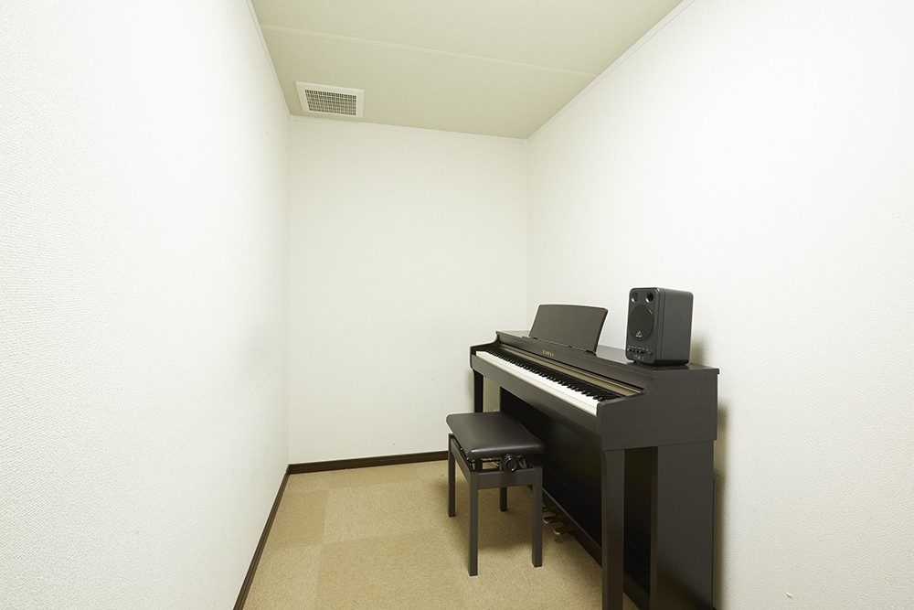 梅田スタジオのピアノのレッスンルーム
