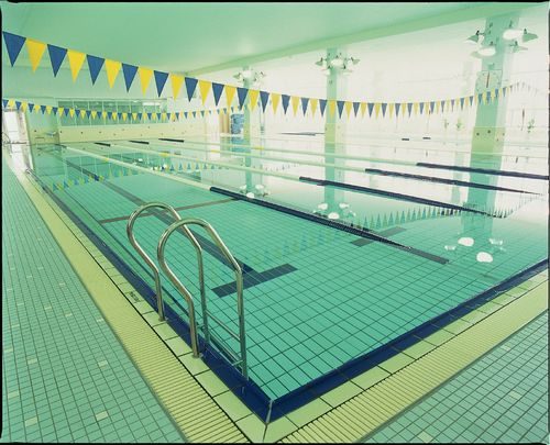 光明池のプール