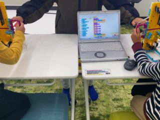 エディオン垂水校のレッスンの様子(手元・後ろ姿)