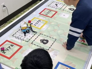 エディオン垂水校のレッスンの様子(手元・後ろ姿)